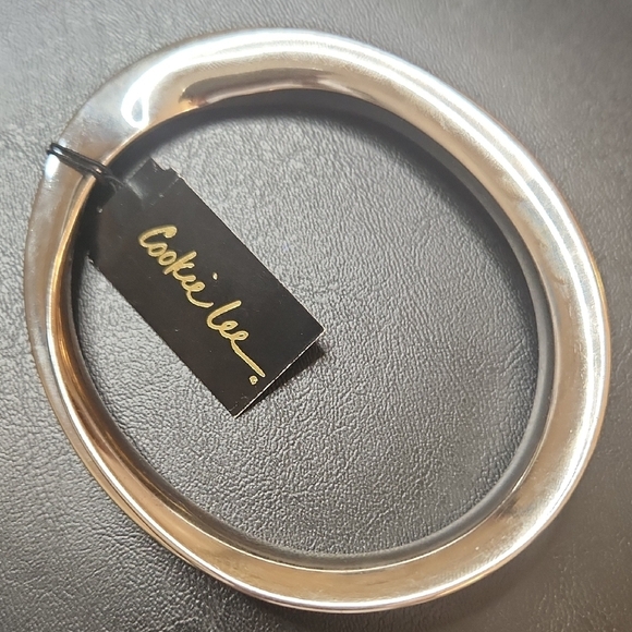 NWT Cookie Lee Vintage Women's Silvertone Sculptural Bangle Bracelet Large - Picture 2 of 7